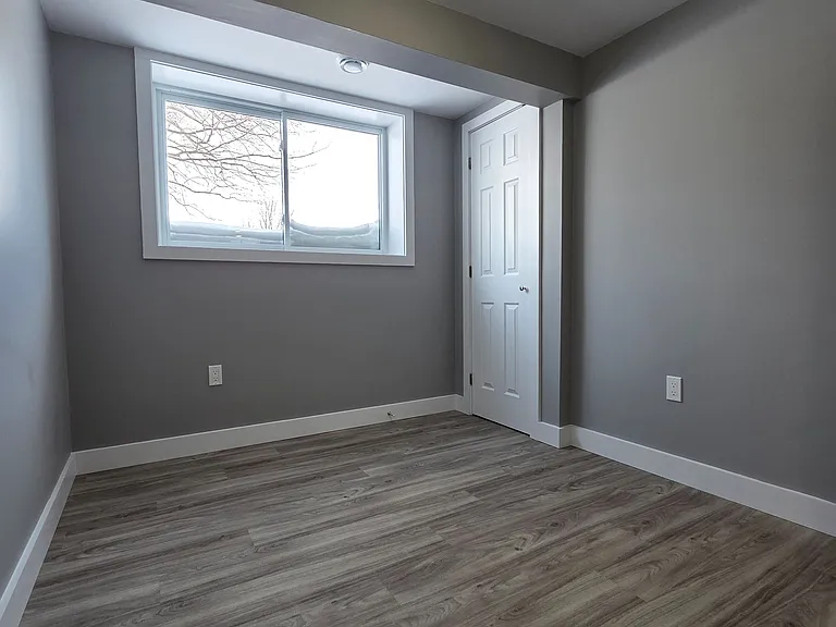 398 Kingsway St E #2 — Photo 14