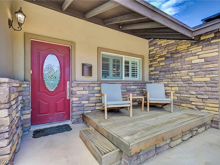 2712 W Oakey Blvd — Photo 2