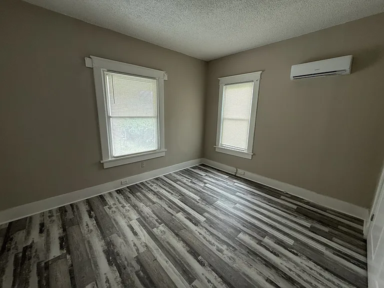 1057 College St — Photo 4