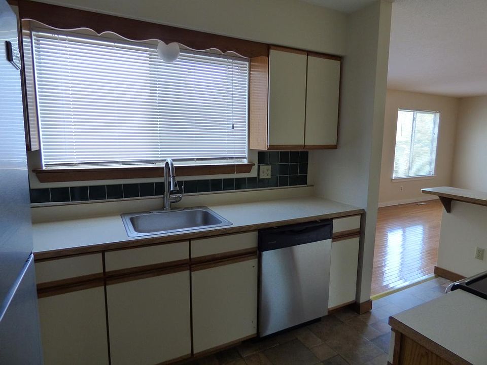 Kit w/new appliances