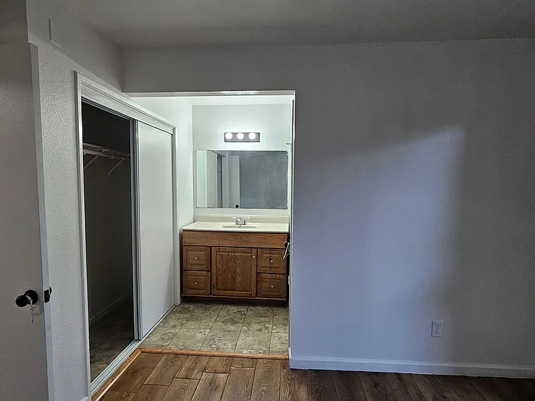 1315-1325 S Maple St — Photo 10