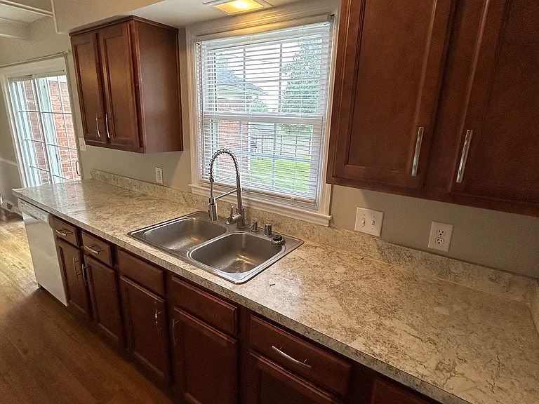300 Hickory Hill Dr — Photo 4