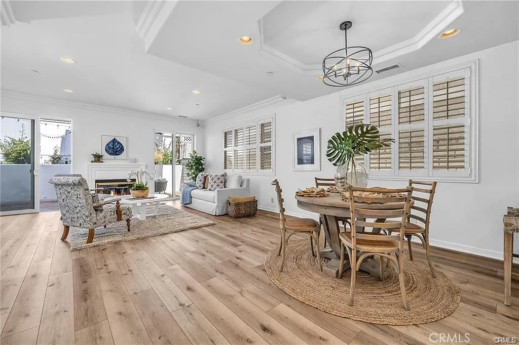 3 bed, 1976 sqft, $7,300 — Photo 2