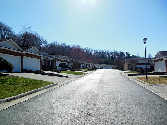 2nd image of 79 Stoneridge Ln