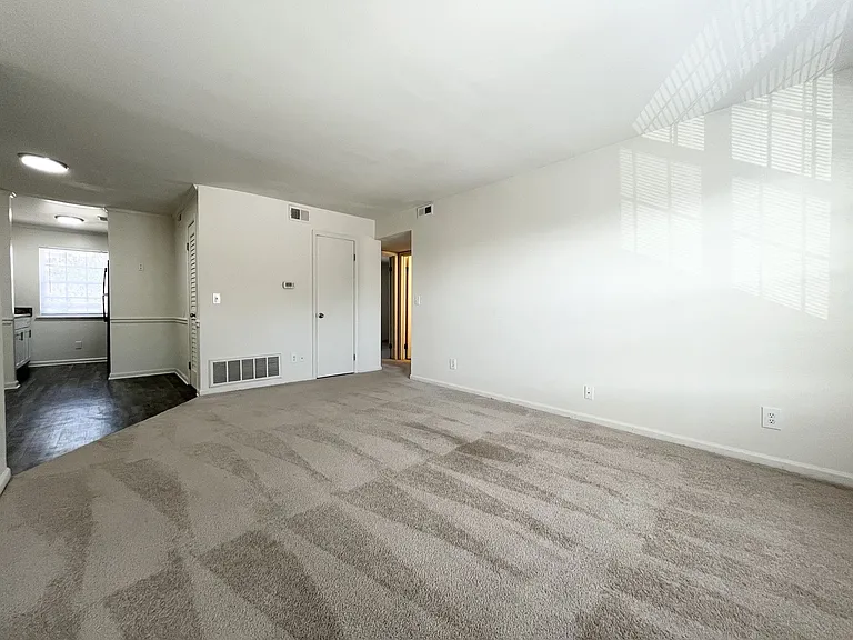 Collinwood Apartments — Photo 6