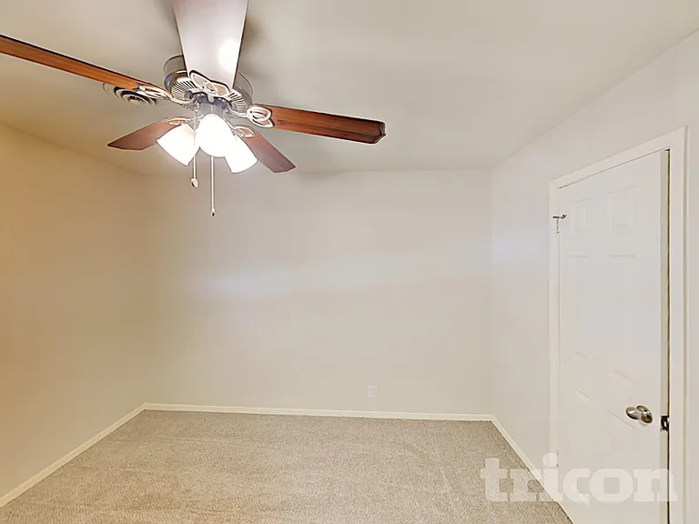 204 NW Jayellen Ave — Photo 10