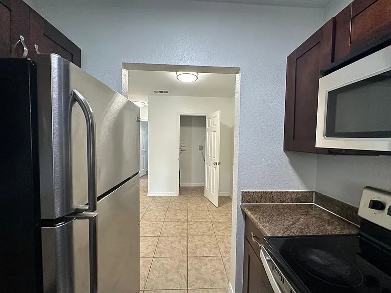 2640 NE 8th Ave — Photo 15