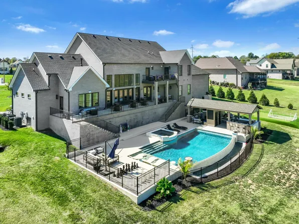 617 Coles Ferry Rd, Gallatin, TN 37066