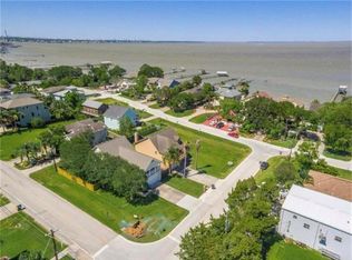 711 Cien Rd, Kemah, TX 77565