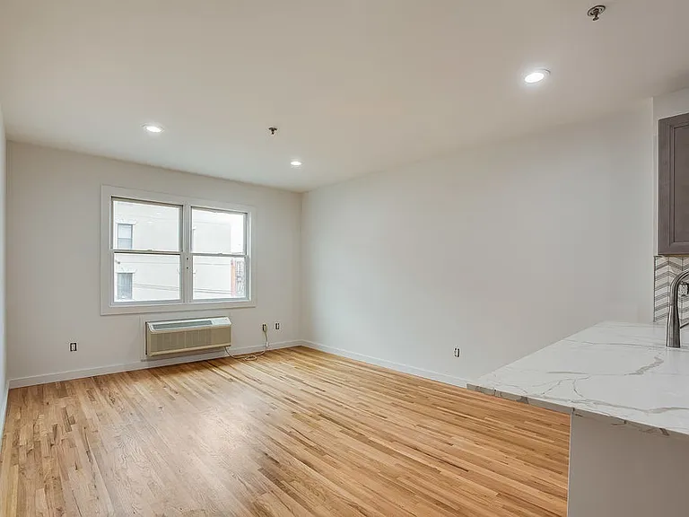 202 Grand St #4F — Photo 7