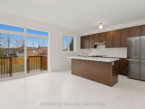 4th image of 15 Beatrice Dr