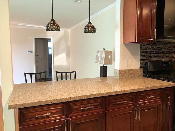 Mini bar. Quartz counter tops.