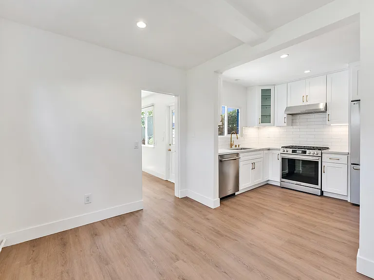 1039 W Roses Rd — Photo 6