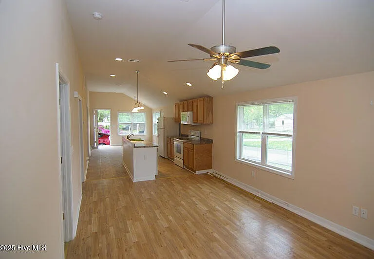462 Snow Hill St — Photo 3