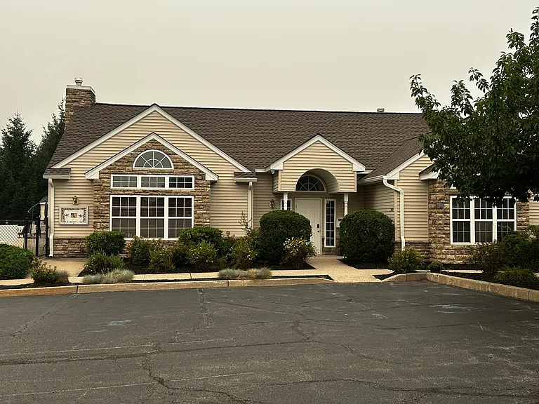 2402 Rockledge Ct — Photo 4