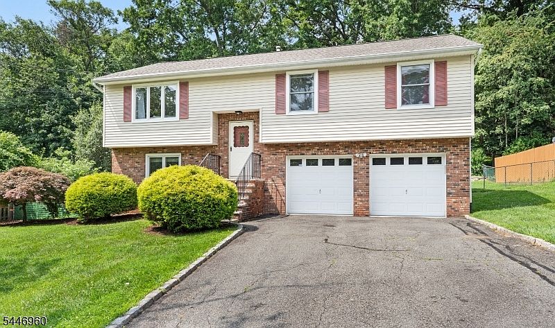 1st image of 8 Reidar Dr