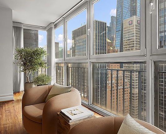 3rd image of 112 W 56th St APT 32S