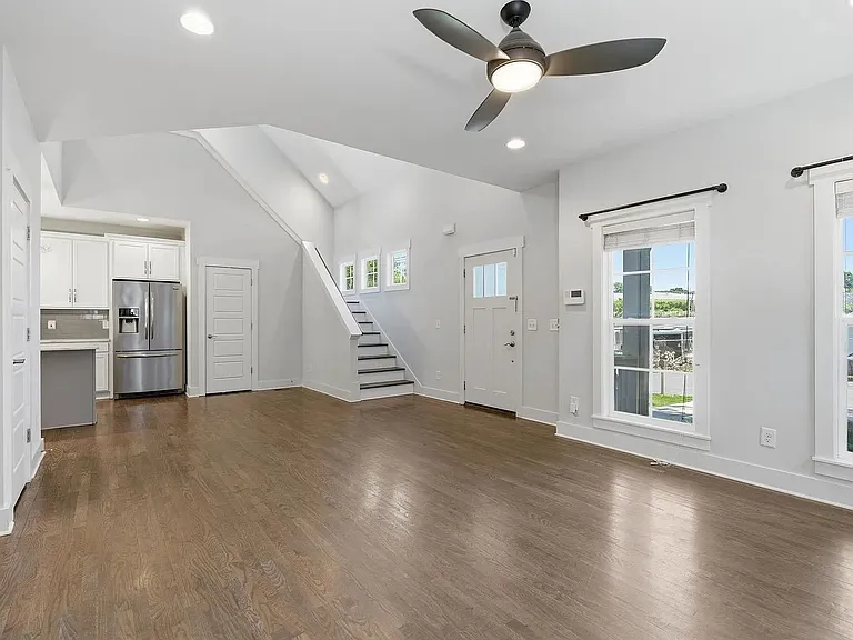 1224 Bessie Ave — Photo 3