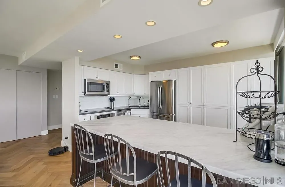2 bed, 2.0 bath, 1267 sqft, $7,300 — Photo 3