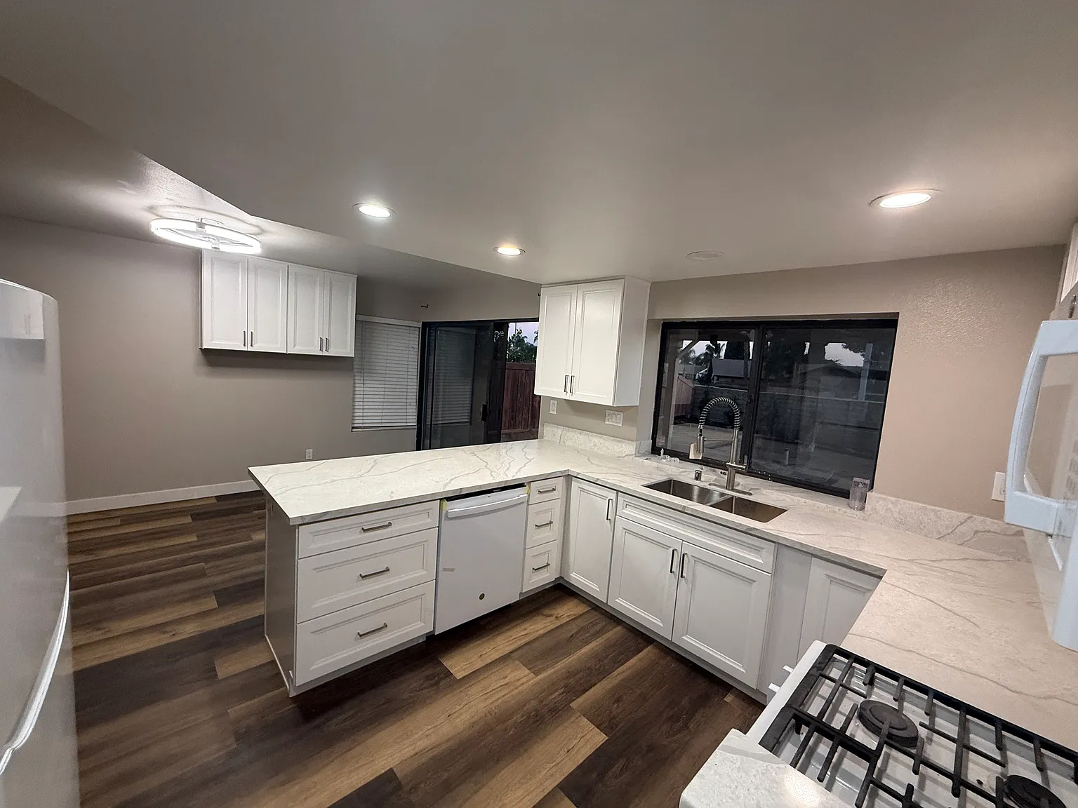 4 bed, 2.5 bath, 1724 sqft, $4,400 — Photo 2