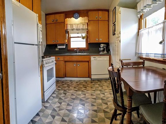 4th image of 353 Rose Ave E
