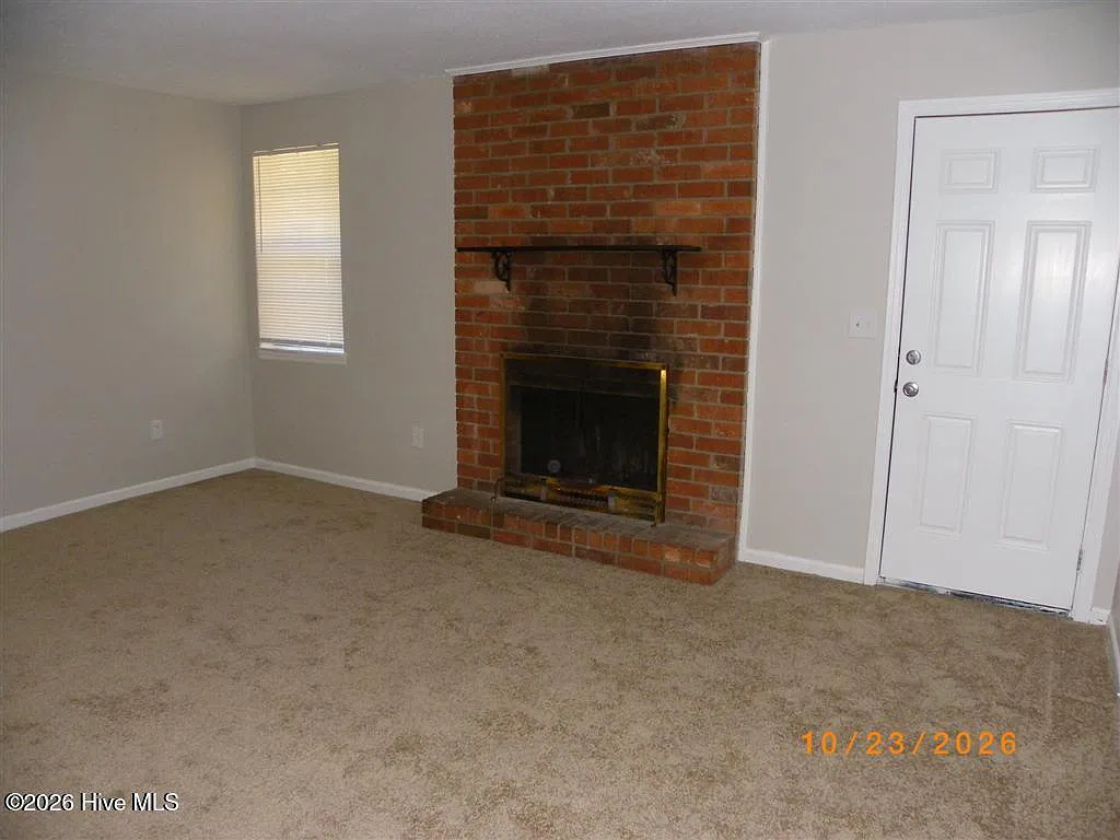 3 bed, 2.0 bath, 1323 sqft, $1,100 — Photo 3