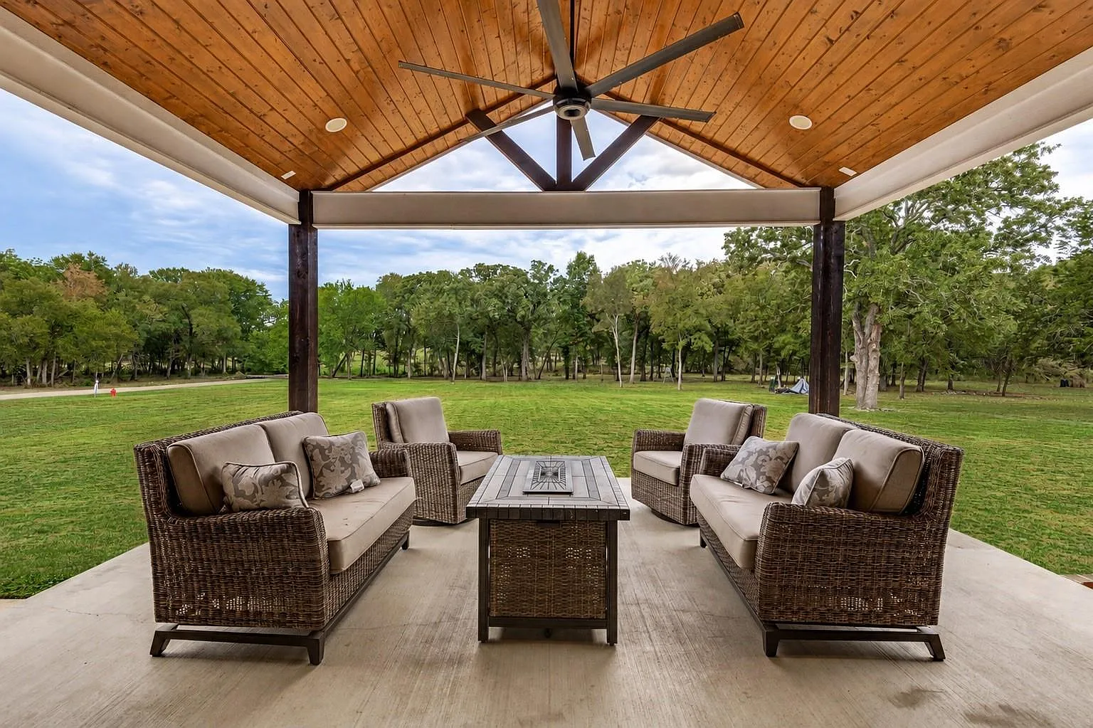 4 bed, 2.5 bath, 3035 sqft, $3,600 — Photo 3