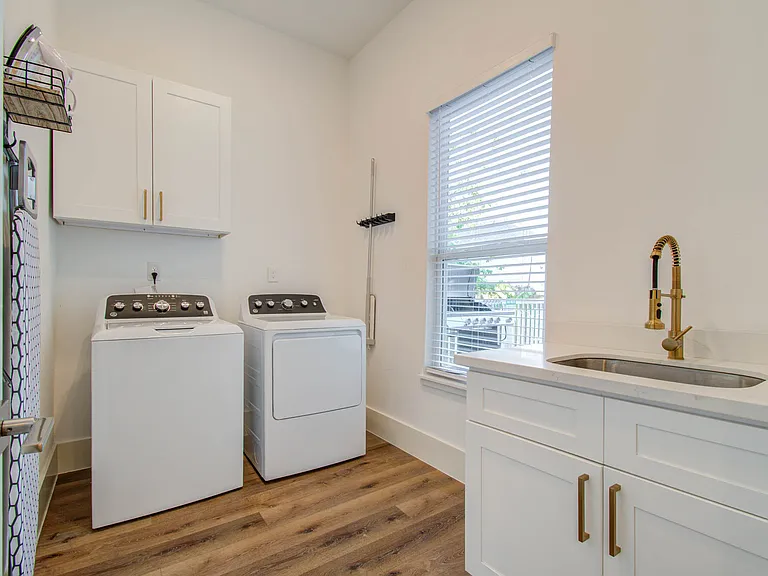 410 James St — Photo 26