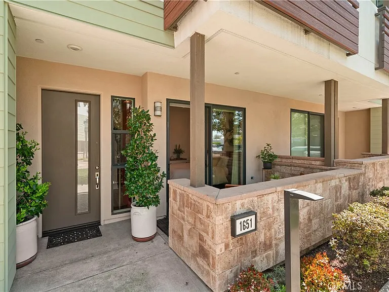 1651 Topanga — Photo 3