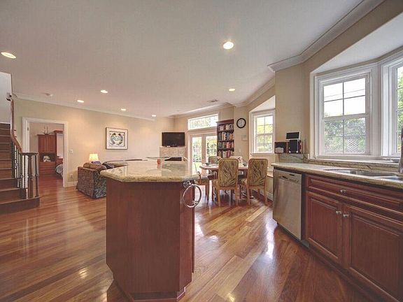 3rd image of 520 Alger Dr