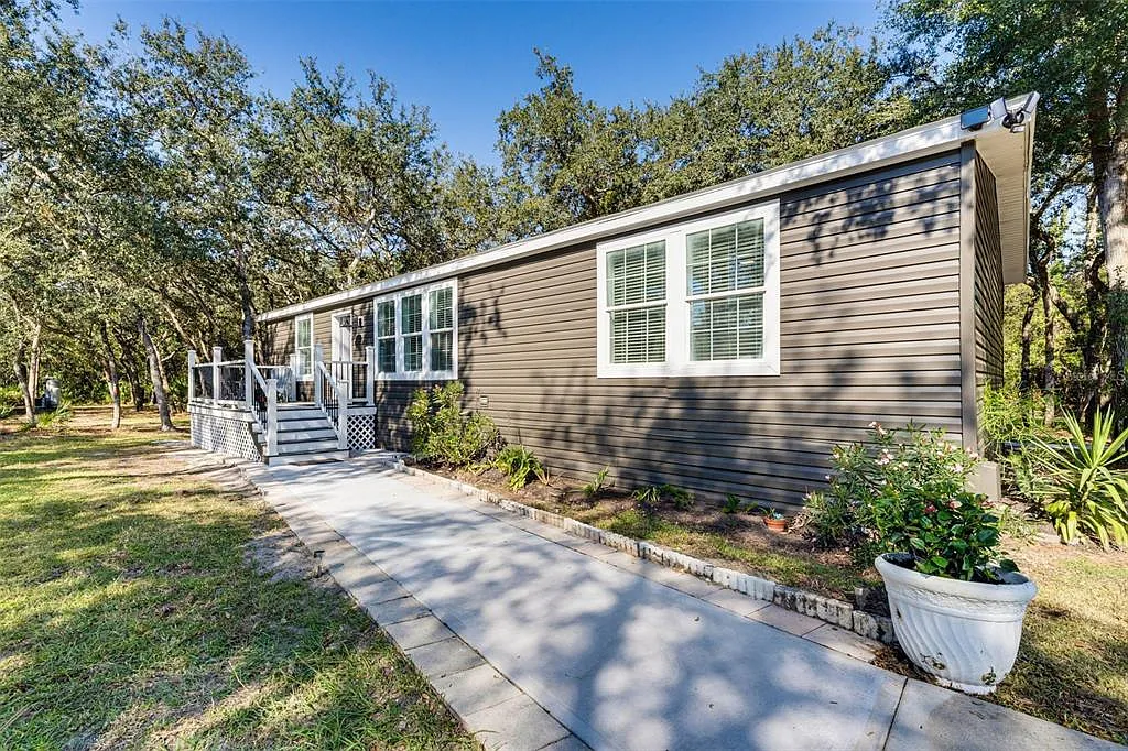3 bed, 2.0 bath, 2200 sqft, $2,700 — Photo 1