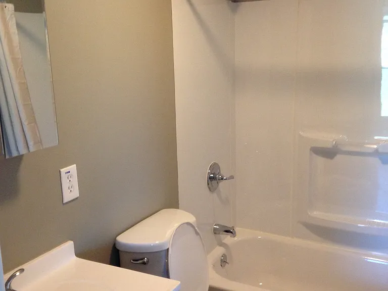 923 N 18th 2B Bathroom_09242017