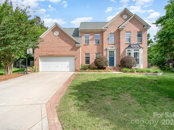 808 Thornapple Ct, Lake Wylie, SC 29710