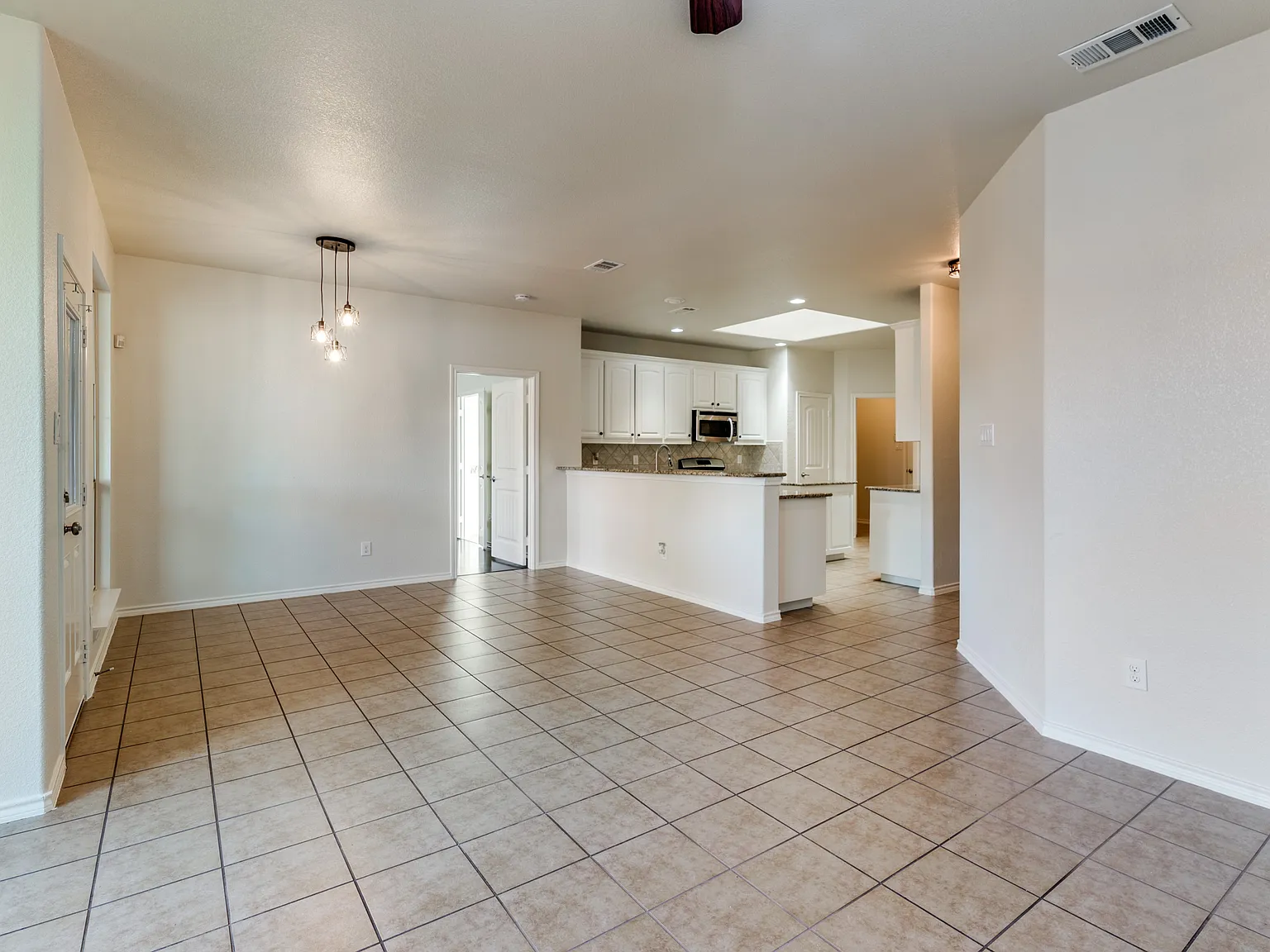 3 bed, 1876 sqft, $2,450 — Photo 4