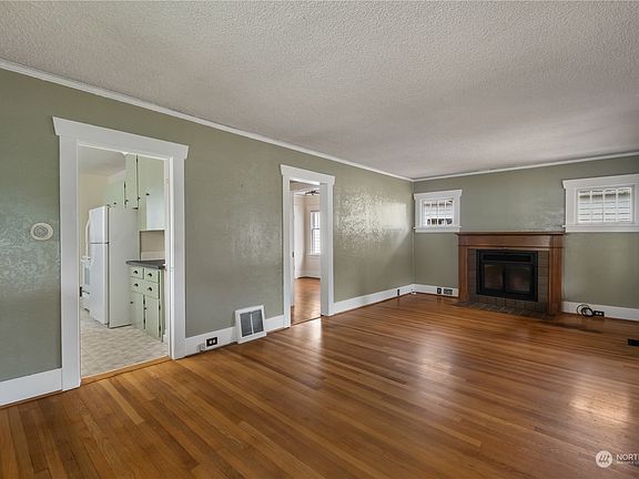 5th image of 1116 N Steele Street