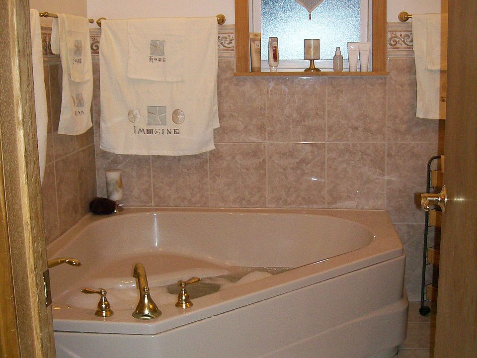 Whirlpool Tub in Upstairs Bath