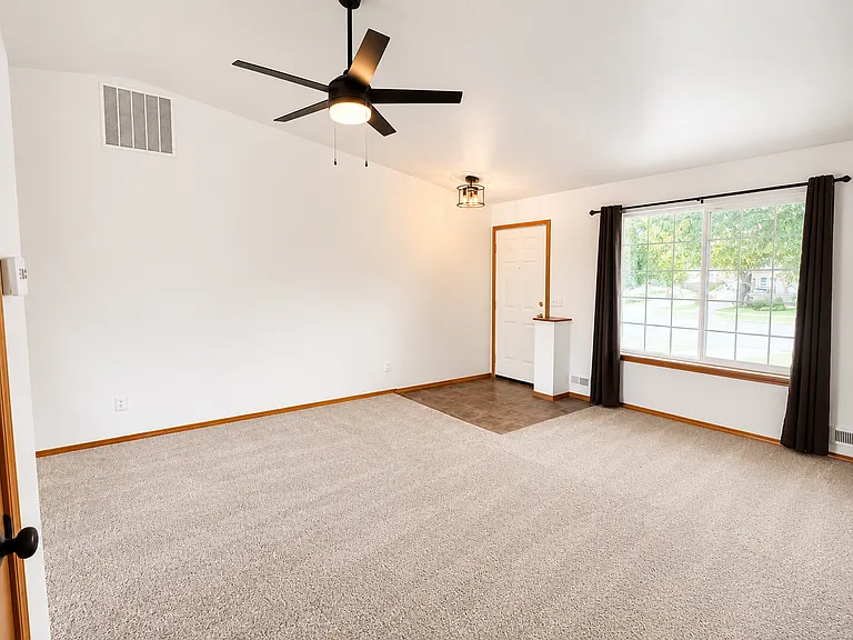 1110 E Singing Hills Dr — Photo 4
