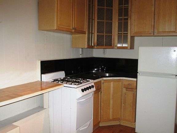 3rd image of 336 E 54th St APT 8