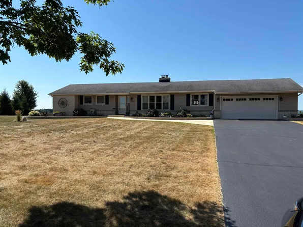 7853 E Wildwood Rd, Stillman Valley, IL 61084