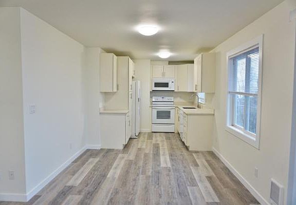 5th image of 914 W Blaine St APT B