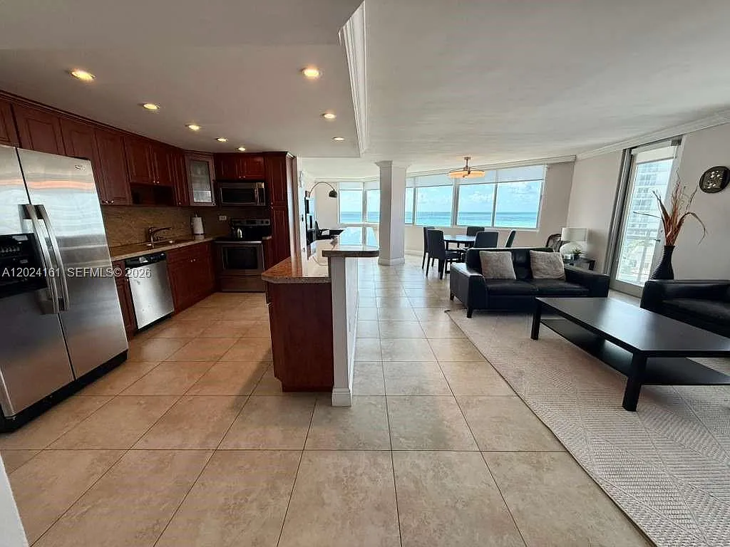 Burleigh House Condo — Photo 2