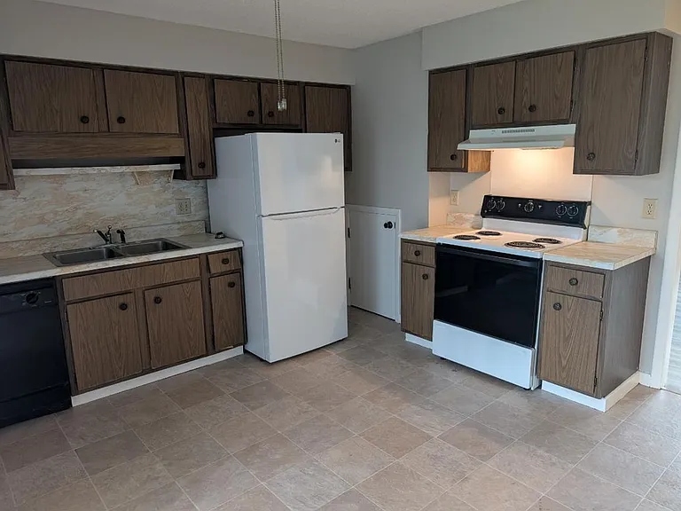 10410 Lovell Center Dr — Photo 5