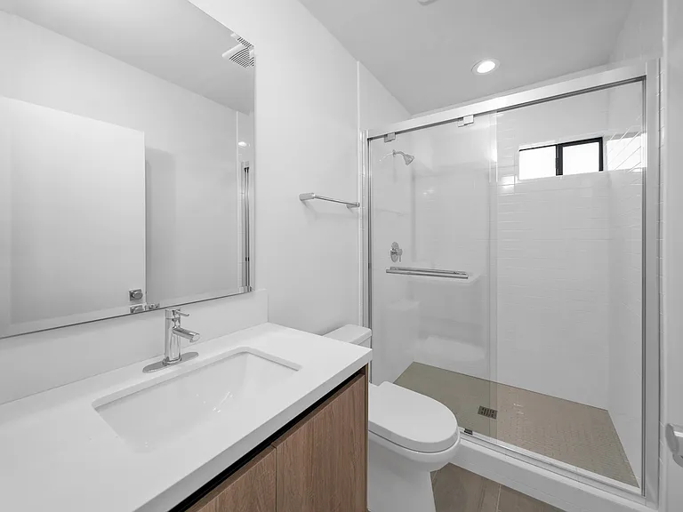 11516 Victory Blvd — Photo 37