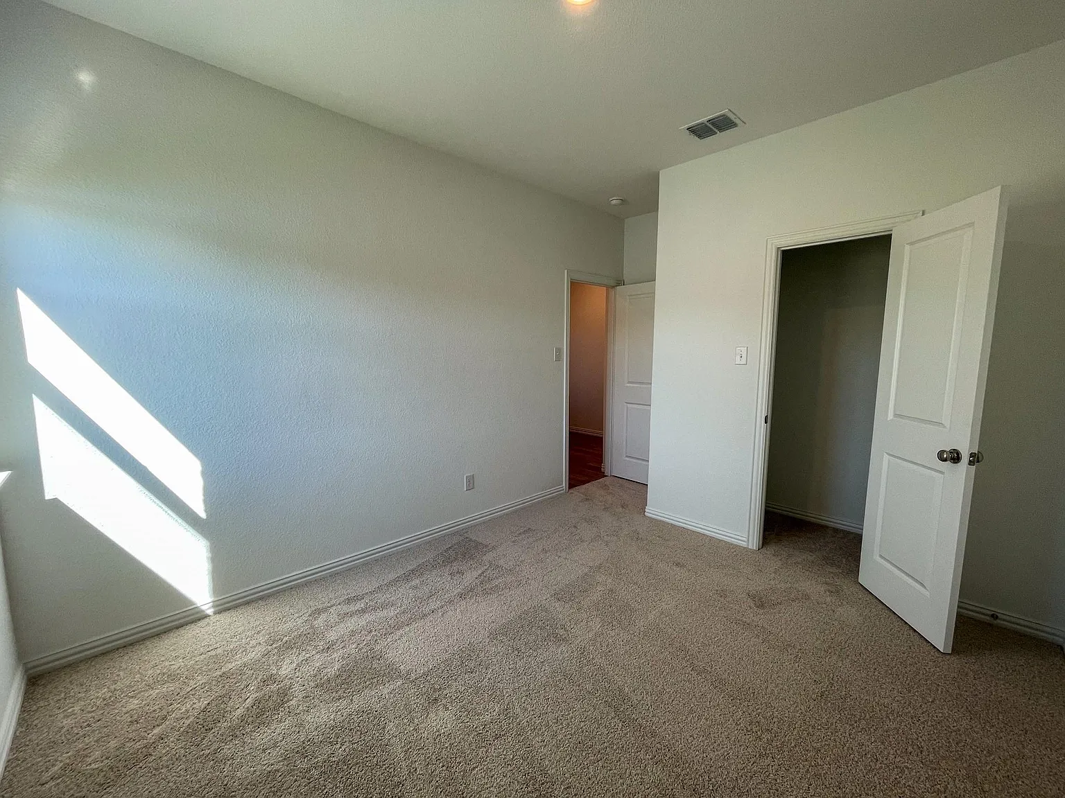 4 bed, 2010 sqft, $2,500 — Photo 2