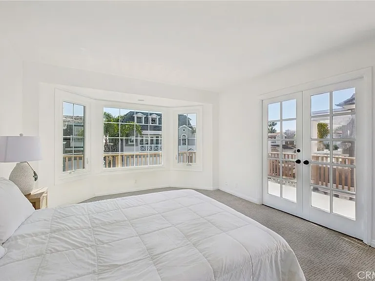 1214 E Balboa Blvd — Photo 16
