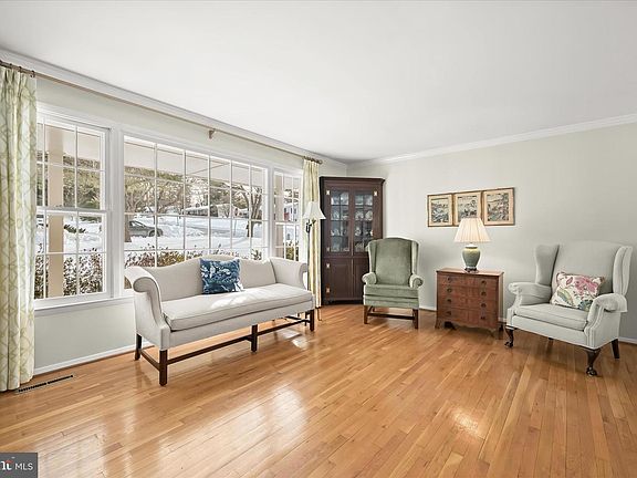 3rd image of 3724 Tustin Rd