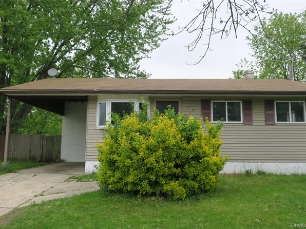 1703 Manatuck Blvd, Bay Shore, NY 11706