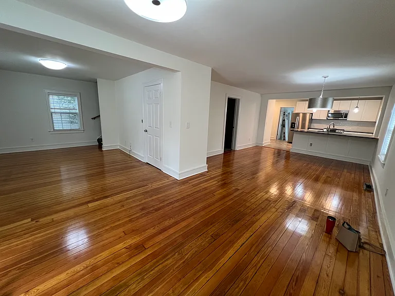 913 Montrose Ave — Photo 7