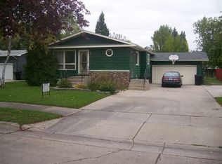 2926 Shadow Rd, Grand Forks, ND 58201