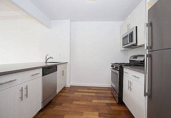 4th image of 321 E 3rd St APT 4B